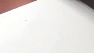 MILF Rozando Y Empalmando Su Gran Clitoris Con La Esquina Del Mueble