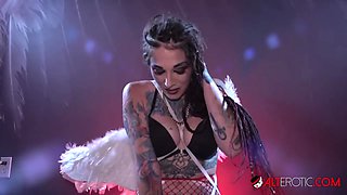 Sully Savage rides the Tremor while trying to concentrate before cumming! - AltErotic