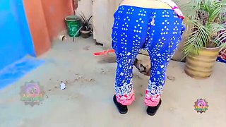 Desi Indian bhabhi Muskan Rani anal sex doggy style - big ass close-up