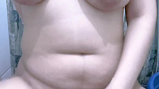 Nadalyne Squirt in the Toilet with Vibrating Device Until She Squirt