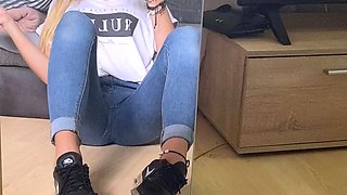 Masturbating amateur cums after solo fun