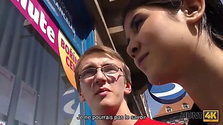 Hunt4k. sweetheart donne à l'homme sa bouche et sa chatte pour des vacances d'été