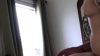 Curvy wife plays in the bedroom