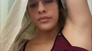 Arab plays, masturbates her anus with bare and clean feet