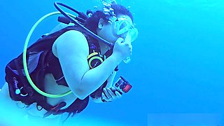 Naked duo has some fun scuba diving together