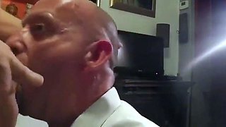 Saugender Nachbar: Amateur-Blowjob von einem Muskelprotz