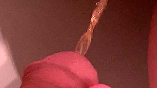 Pissing on My Girlfriend Pussy Lips While She Pee on Toilet