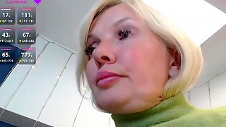 Blonde amateur gives webcam show with toys