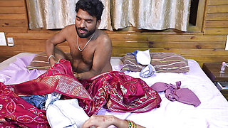 Desi bhabhi Old Tight Pussy Hardcore Sex in bedroom ( hindi audio )