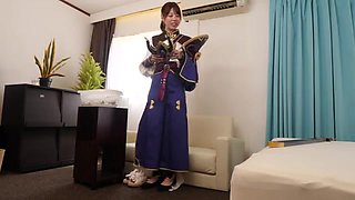 スレンダー美女のコスプレ生着替え、自然に衣装越しに乳首を触られはじめるエロ撮影会