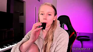 Amateur Blonde Teen Plays Solo with Toy Webcam Porn