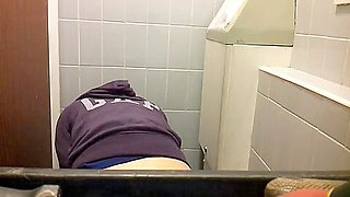 Girl on toilet voyeur scenes pissing and drying out cunt