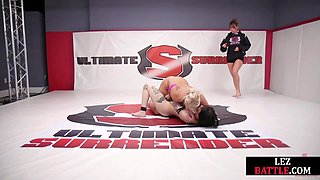 Bigass lez wrestling MILF fingers 21yo pussy during fight