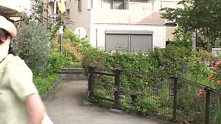 清楚な美女が勢いよく潮吹きしてさらに手マンで弄ばれオマンコ濡れ濡れで腰ピクピク