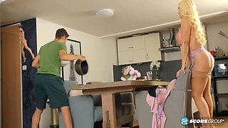 Tori Cummings gets the job of a lifetime: fucking her MILF pussy with a hung man