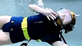 Leah Wilde FFM scuba masturbation