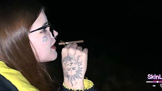 Соседская школьница смачно отсосала мне в лесу, чтобы я не рассказал её маме о том, что она курит.