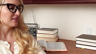40-year-old beauty Julia Robbie fucks a 21-year-old