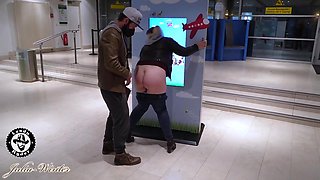 Extremes Public Am Im Flughafen Bremen - Julia Winter