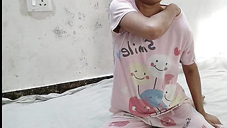 Step sister room band karke naha rahi thi