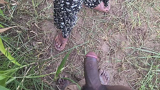 Bhabhi enjoying sex in open fild