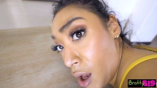 Brother catches sarah lace multitasking playing flick games & fingering at dining table