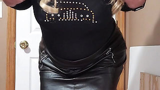 Crossdresser, I masturbate and cum on my pink nylon pantyhose.