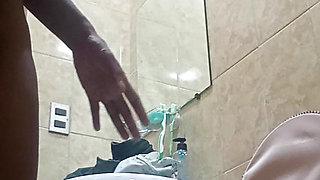 Indii has a great orgasm with her dildo