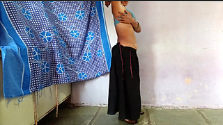 Chudak step sister opened a black saree and pressed her big boobs in the bra and was yearning for sex, today the step sister wil
