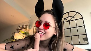 Masturbating piss fetish babe riding toys