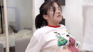Domestic AV Madou Media MD0044 Brother and sister banana talk Cant tell the difference between bananas and bananas. Brother step by step teaching. Close relatives absurd sex