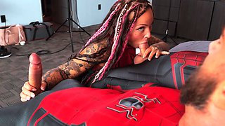 Lavishly tattooed bitch Mandi Cat gets double penetrated in bed