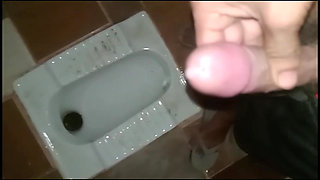batroom me land ka pani nikala