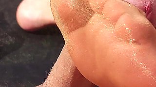 Glossy Nylon Footjob Im Garten