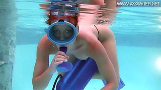 Amateur lewd whore with juicy booty swims all naked underwater