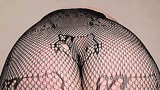 Sounds of penetration into a juicy pussy. Vertical video without moans