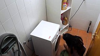 Horny Married Mom Fucks the Handyman on The Laundry Machine