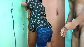 Desi Collage girl ki viral video with hey friend, pura pani pila diya