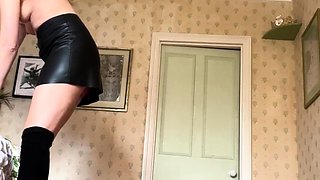 Cumshot amateur MILF suck and jerks dude in the bedroom