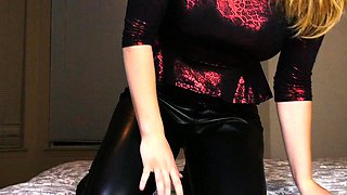 Amateur college babe in pink lingerie masturbates