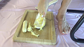 I Crush Bananas with My Beautiful Legs in High Heels