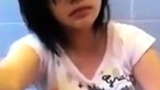 Amateur Asian Girl in Glasses Masturbating