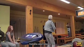 Hunt4k. la coppia e stanca di giocare a bowling, il ragazzo vuole dei soldi, la ragazza vuole il sesso