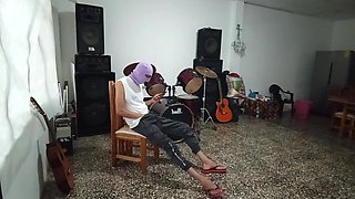 Sexi Music Teacher Poses Cachondo to Pupil