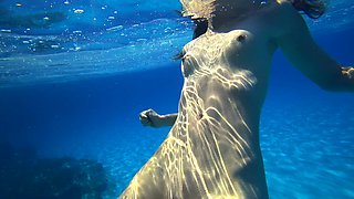 Stunning Girl Swims Nude on Public Beach