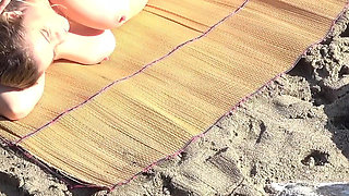 Watching dude fucks blonde MILF on the beach