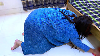 Indian Hot Mallu Aunty Big Ass Fucked in Bed Room When She Was Stuck Under Bed