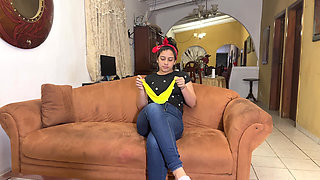 Jasmine Cleans the House with Her Butt Crack Exposed