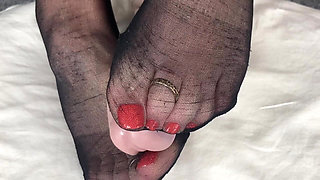 Mrs Mature Feet Showing You All Her Sexy Feet, Toes and Soles. Video Is Part of a Series Showing Her Feet and Toes. Part 3