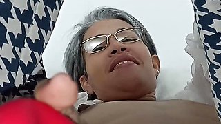 I surprise my stepsister in bed masturbating and I get into her sheets - Porn 100% in Spanish.